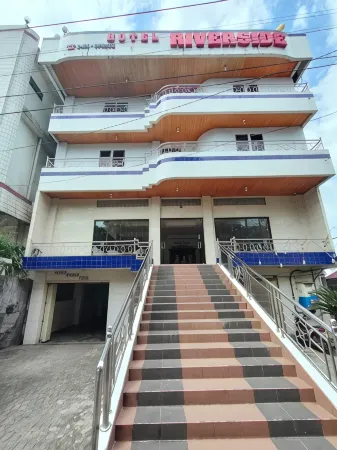 Hotel Riverside Manado Отели в г. Wenang