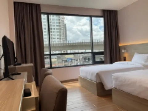 35 Bow Hotel Hotels near Bang Bamru Railway Station