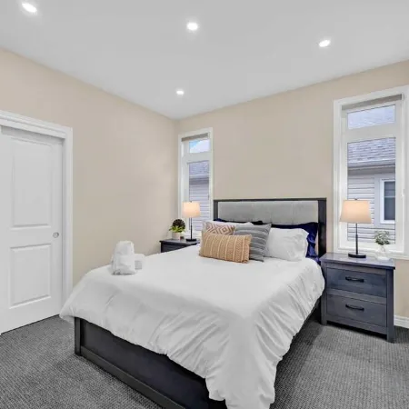 22min drive to Niagara. Sleeps 10. 1GB. 5 Bd/4 Bth