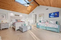 Sprawling Hilltop Retreat-Pool, Spa, Event-Ready!