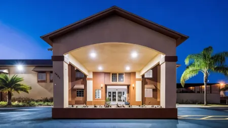 Best Western Mulberry Hotel Отели рядом с достопримечательностью «Парк Мак-Леод»