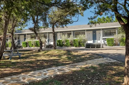 The Claire Hotel Отели рядом с достопримечательностью «Cranes Mill Marina»