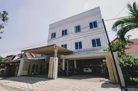 RedDoorz Near Hermes Place Polonia Medan Отели рядом со станцией Medan Train Station