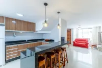 Apt w/ Terrace & BBQ 100m from the Sea Ellc0000 Sao Sebastiao Cathedral 주변 호텔