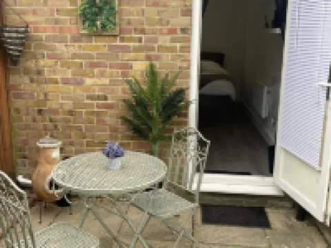 1 Bed Studio - Sleeps 2 - Smoking - Parking - Wifi Hotels in Uxbridge