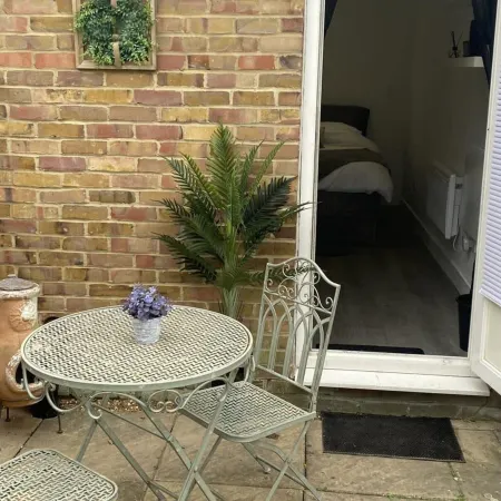 1 Bed Studio - Sleeps 2 - Smoking - Parking - Wifi