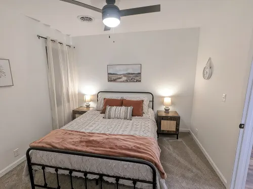 Delightful 2-bedroom house with WiFi, AC between Greentown & Kokomo