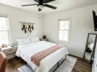 Tranquil and modern home in a quiet neighborhood Hotels in Newton
