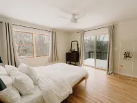 Group Getaway: Sleeps 15, 11 Priv Acres, Wood fire hot tub, sauna, karaoke
