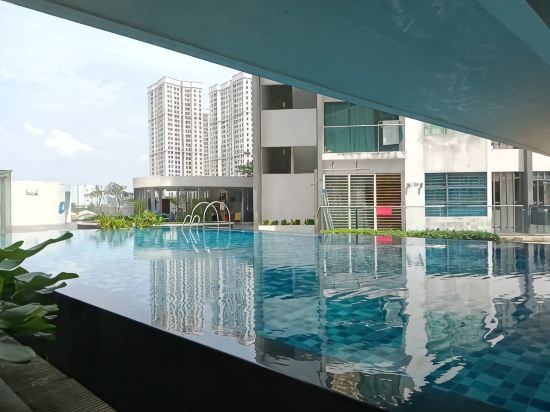 2pax Studio@Zeva/Near UPM/MRT/Aeon with Desk&TV