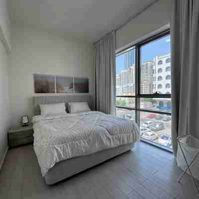 Premier 2-bedroom Lifeline apartment with free Parking Rooms
