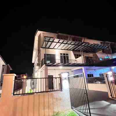 Senai 14pax The Joyous Home Pooltable Airport JPO Hotel Exterior