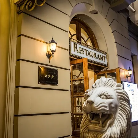 Riverside Hotel In Saigon Отели рядом с достопримечательностью «Манна»