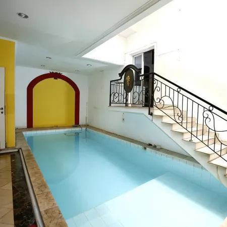 RedDoorz Plus @ Guntur Raya Setiabudi Hotels in Jakarta