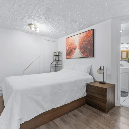 1 Bedroom Apartment-Near Metro Station Отели рядом с достопримечательностью «Торговый центр Galeries d'Anjou»
