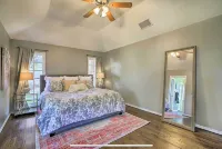 Charming 3-bedroom house with AC, WiFi. Walk to down town historic Boerne Tx
