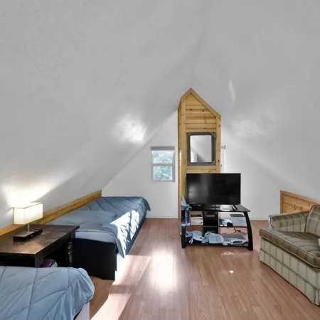 Cozy 3-bedroom cabin in beautiful Trinity Center with WiFi, AC Отели в г. Тринити