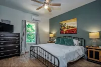 Wildwood Cottage/3 blocks from downtown Nac/King Bed/WiFi/Covered Parking - 3-Star