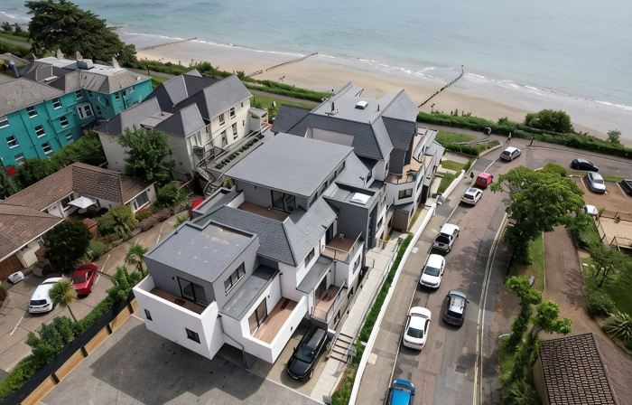 Balcony Seaview 2 bedroom luxury apartment. Coastal Retreat. 1 min walk to beach