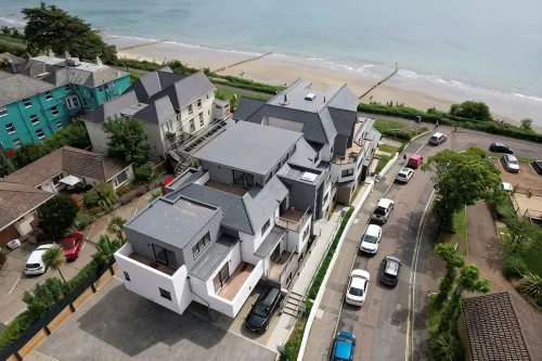 Balcony Seaview 2 bedroom luxury apartment. Coastal Retreat. 1 min walk to beach