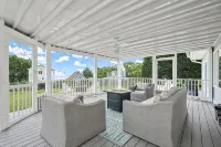 Spacious 4BR Home w/waterviews! Recently updated, game room, roof top deck. - Homestays