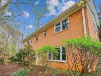 Oak House: Luxury Home in Silver Spring, Takoma Park; Close to DC, 4-Car Parking Hotels in Silver Spring