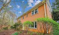 Oak House: Luxury Home in Silver Spring, Takoma Park; Close to DC, 4-Car Parking