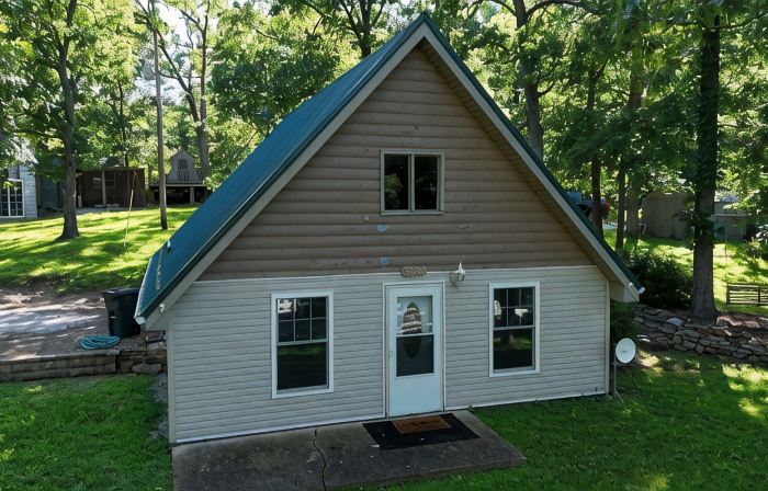 Hunters Paradise on The Lake.  Cozy 2 bedroom house with large back yard