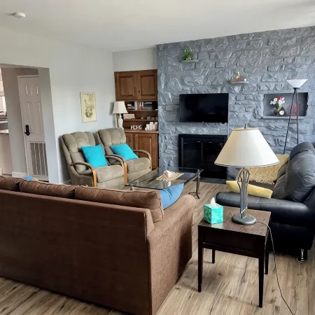 Charming one-level retreat near Philly with private yard, kid/pet friendly