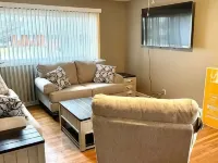 4 Bed 3 bath clean , spacious all brick home , welcome families and work groups Hotels in Clark County