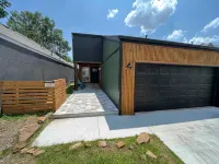 Ivy's Charming 2 Bedroom 2 Bath with Jetted Tub