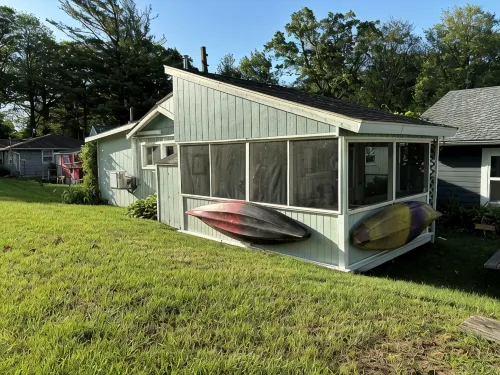 Sandpiper Cottage: Lakeside, Boat Slip, Beach, Family Friendly, Kayaks - 3-Star