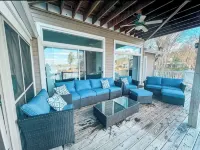 4-BR Lakefront Home with Amazing Views Hôtels à : Comte de Stanly