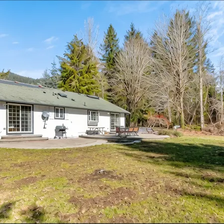 Remodeled Cottage w/Hot tub, 15 mins away from Mt. Rainier Park entrance