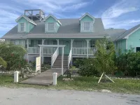 Sleeps 10, Hot Tub ,Centrally Located , Generator WiFi , Rooftop Deck,