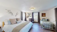 Lupita’s Casita Cozy, Spacious Yard, Sleeps 10, Pets OK, Fire Pit & Patio - Wi-Fi