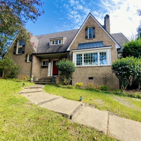 7th Ave Manor, Remodeled 1930’s Manor just minutes from Historic Downtown Laurel