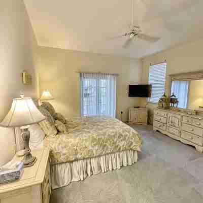 400 yards to Siesta Key Village, 800 yard To The public Beach Access 2 and 7. Rooms