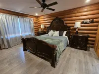 Charming, modern log cabin, steps to the lake. Bright & spacious. Ideal escape!