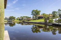Serenity Waterfront 4Br w/ Private Dock, Heated Pool & Relaxing Hot Tub - Jacuzzi