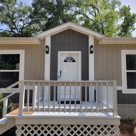 Relaxing newly-renovated 3/2 lakeside retreat with private dock