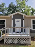 Relaxing newly-renovated 3/2 lakeside retreat with private dock
