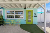 Close to beach, private heated pool, bikes, beach chairs & more! - مسبح