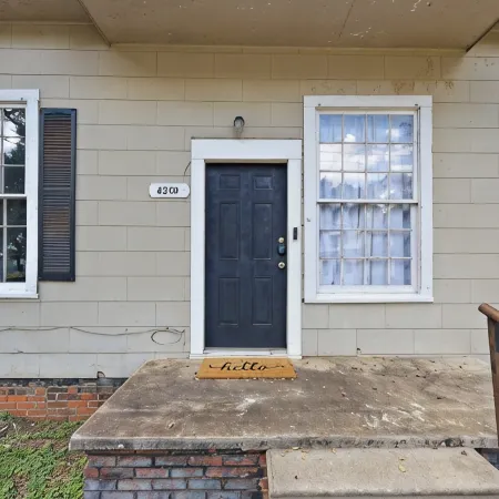 Charming Cottage in historic Nacogdoches. Steps away from the brick streets!