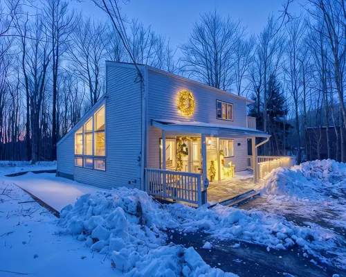 3-Bedroom 2 Bath Cozy Chalet 1 Mile From Mountain! Hotels in Hunter
