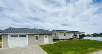 Water’s Edge Retreat, Charming 2-bedroom Lake House, marvelous Shipshewana