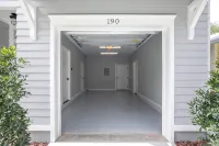 2 Min Walk to Downtown/King Bed /Golf Cart Rental/Pet Friendly!