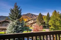 Beautiful Sun Valley Lodge II Penthouse, Sleeps 8 with Amazing Views of Baldy - Wifi