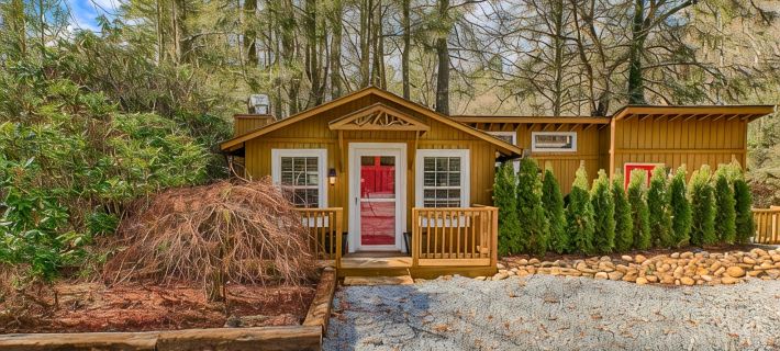 Mirror Lake Red Door Guest House-On Mirror Lake and 1.2 Miles from Main Street! Отели в г. Хайлендс