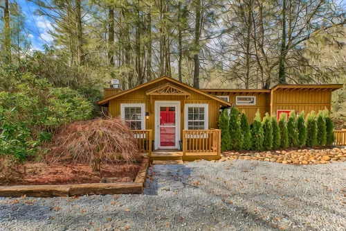 Mirror Lake Red Door Guest House-On Mirror Lake and 1.2 Miles from Main Street!